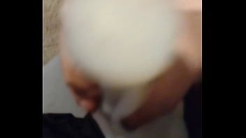 Jouer Je jouis dans un moule en silicone pour couler plus tard