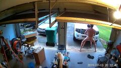 Riproduci Cumming in pubblico: la MILF schizza sull'auto durante la luce del giorno