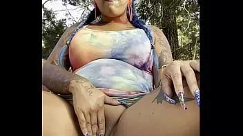 Riproduci Guardami mentre mi fotto in madre natura!!