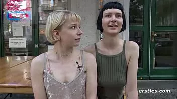 Abspielen Lesbische Babes streicheln sich leidenschaftlich