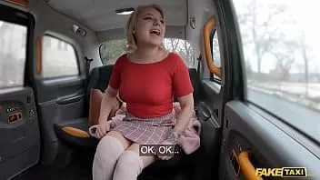 play Gefälschte Taxi-Blondine holt ihre Titten und ihren Arsch raus, bevor sie für eine schnellere Fahrt gefickt wird