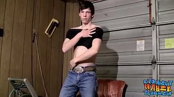 تشغيل الشباب على التوالي السفاح كوبر ريفز يستمني منفردا و cums