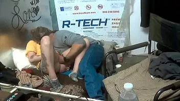 Afspelen Ofans ster lil baby breeeee bezoekt papa en krijgt haar poesje gehamerd in de garage