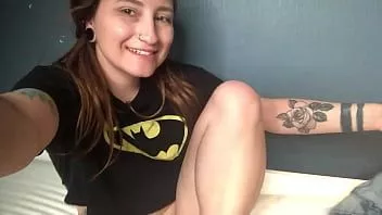 Reproduzir Menina asiática com cabelo vermelho masturba sua buceta