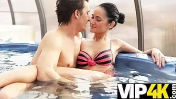 Putar Vip4k. bintang porno kurus melepas pakaian untuk dibor oleh pasangan yang lebih tua