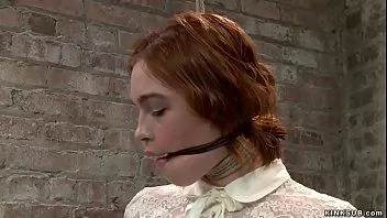 play Si rambut merah kecil tersiksa di hogtie