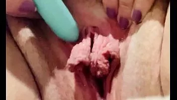 play Chick rubber bands her huge pussy lips