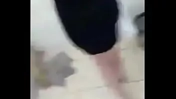 play Gadis sekolah membandingkan ukuran payudara di toilet