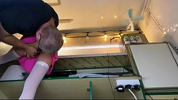 play De baas repareert het slipje van de sexy winkelbediende en likt haar tieten, kont en poesje voor het werk
