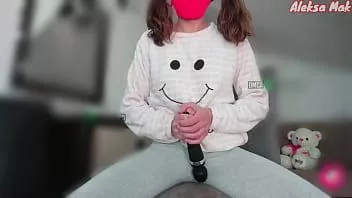 Odtwórz Napalona studentka w piżamie ujeżdża zabawkę jak kowbojka i sperma