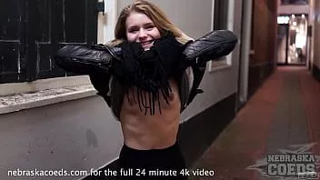 Reproduzir Férias em Amsterdã com uma modelo gostosa que gosta de ficar nua e se masturbar