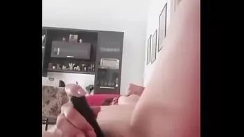 Abspielen Italienische reife Hausfrau masturbiert ihre Muschi und ihr Arschloch mit ihrem schwarzen Dildo