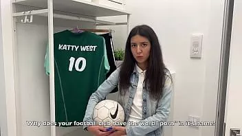 play De recruiter van een voetbalteam pikt een jonge voetballer op voor het stadion om haar te neuken