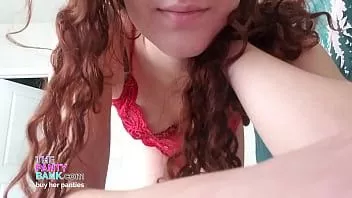 播放 令人惊叹的娇小 18 岁素人少女展示完美身材，揉搓她狭小的阴户，并塞满她的内裤 |内裤银行 - 用过的内裤
