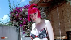 Riproduci Ragazza punk rossa europea che si spoglia all'aperto