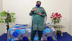 Putar melengkung india milf mendapat basah dan liar dengan penis buatan