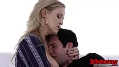 Riproduci La MILF Julia Ann ottiene una doppia azione hardcore