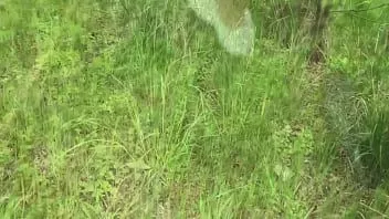 Redare Adolescent amator făcând o rapidă în parc și a fost zărit - sex în aer liber
