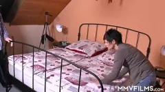 Abspielen Durchbohrtem Schwanz, der von einer leidenschaftlichen MILF mit Fingerficken und Handjob verehrt wurde