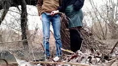 play Crazy Outdoor Encounter: MILF w skórze pomaga w siusiu, a następnie ssie kutasa