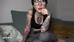 Putar Femdom yang berbicara kotor Lou Nesbit & Lia Louise mengubah Anda menjadi tunduk