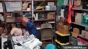 Reproduzir Para evitar ir para a cadeia, a garota faz o que é necessário - teenrobbers.com