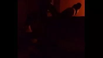 Redare Lovind-o tare pe păsărică... ea fuge