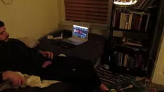 Redare Urmărește-l pe acest tip înfierbântat care își smuciază pula mare în timpul sesiunii de terapie sexuală